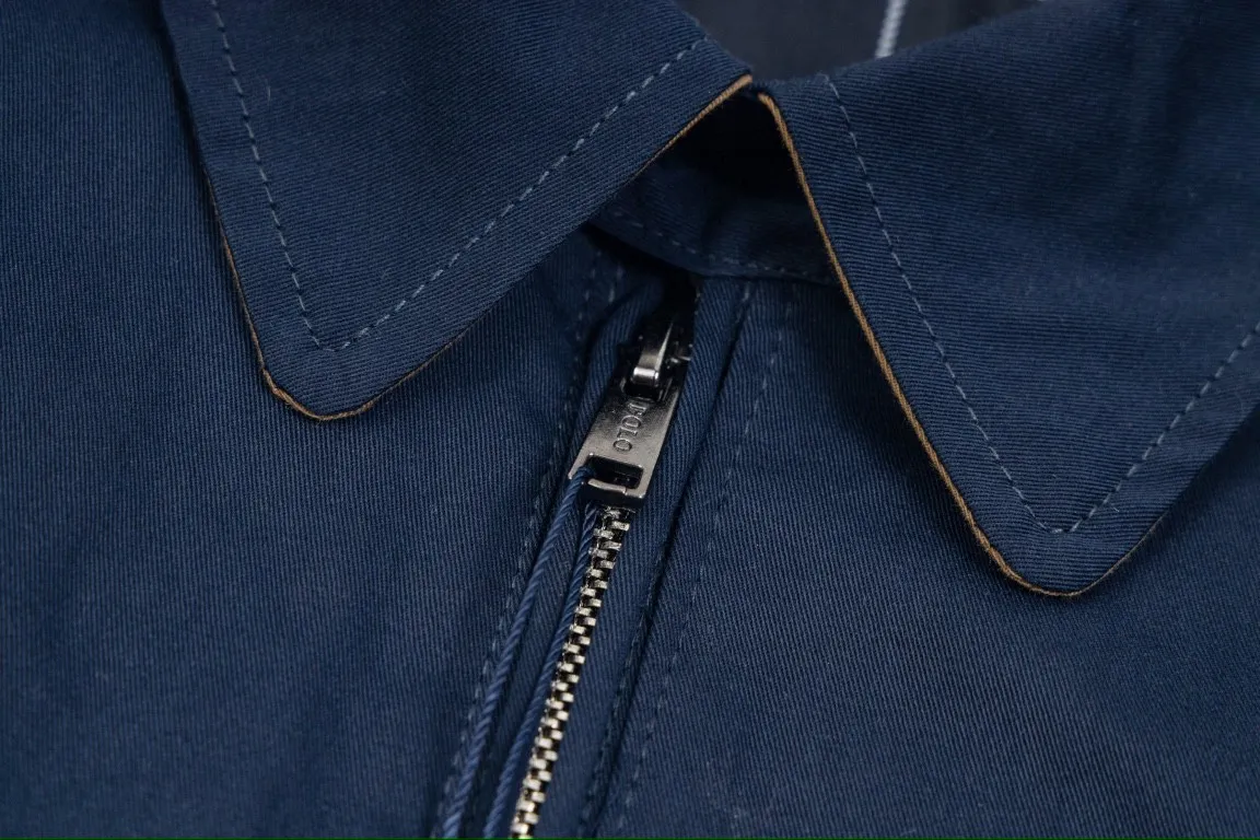 🅿️350 Ralph Lauren's new 24ss classic embroidered logo lapel executive zipper jacket for both men and women. 1️⃣Selected from high-quality original developed pure cotton fabric, with customized plaid lining inside, the overall wearing effect is very soft and comfortable. 2️⃣The workmanship details are perfectly controlled, with exquisite small logo embroidery on the chest, and the unique design style of splicing technology is used in the dropped shoulder position to highlight your personality! The version is simple but not simple! 3️⃣ Complete with tag accessories, unisex design, and a very versatile jacket for men and women!  Color: black, navy blue, khaki Size: S, M, L, XL